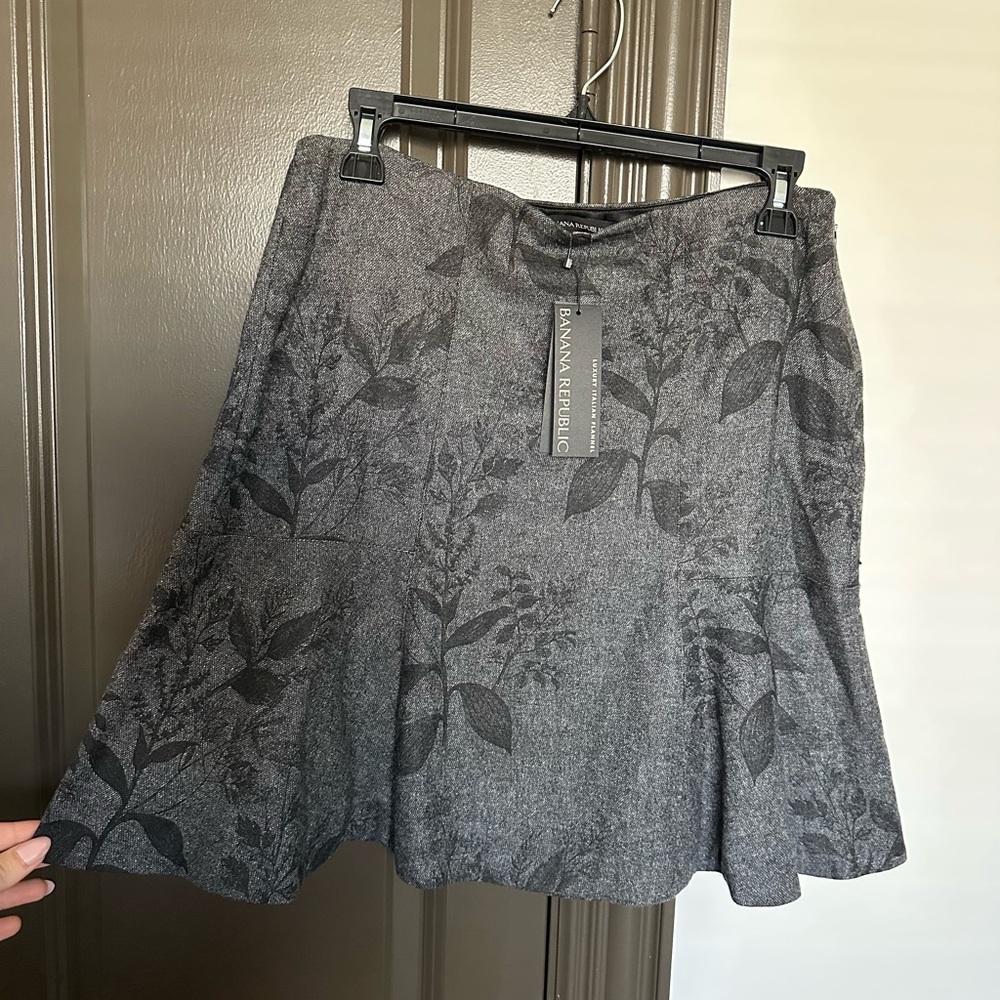 Banana Republic Luxury Italian Flannel Skirt — Size 4 — New With Tags